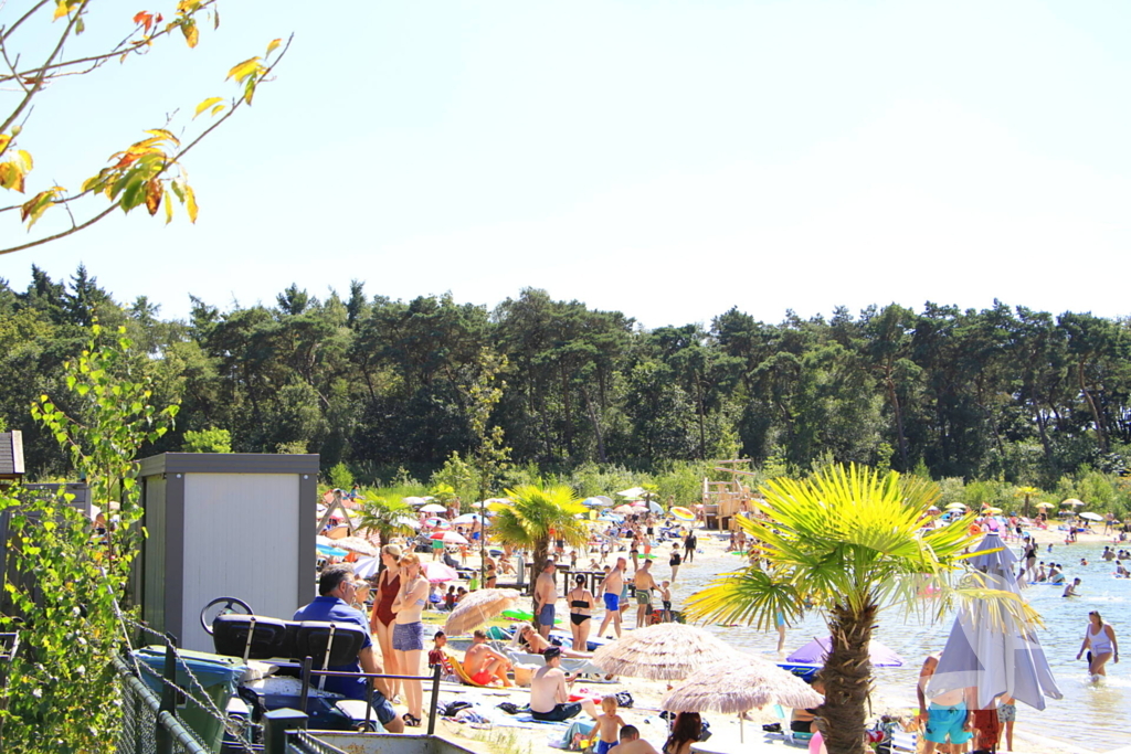 Wachtrijen door enorme drukte bij dagstrand