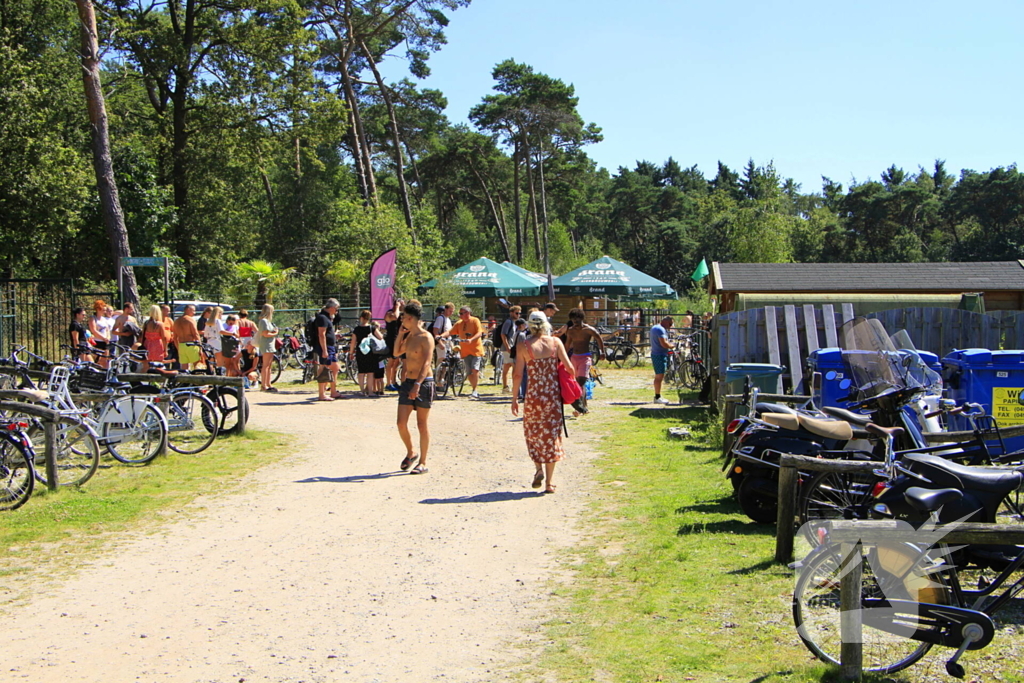 Wachtrijen door enorme drukte bij dagstrand