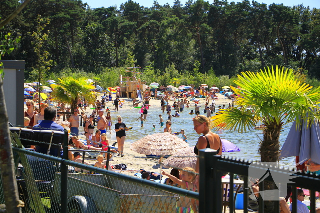 Wachtrijen door enorme drukte bij dagstrand