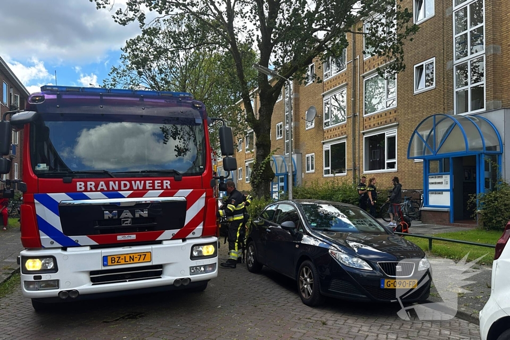 Brandweer ventileert woning na keukenbrand