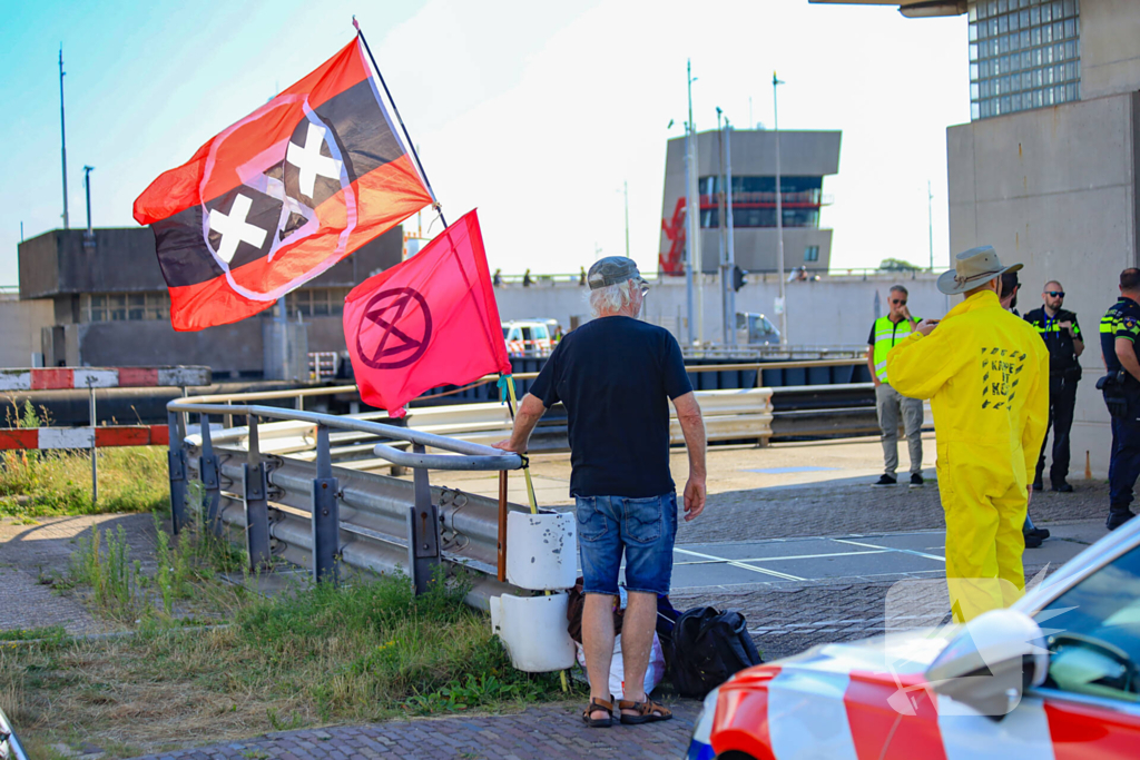 Extinction Rebellion demonstreerd bij zeesluis