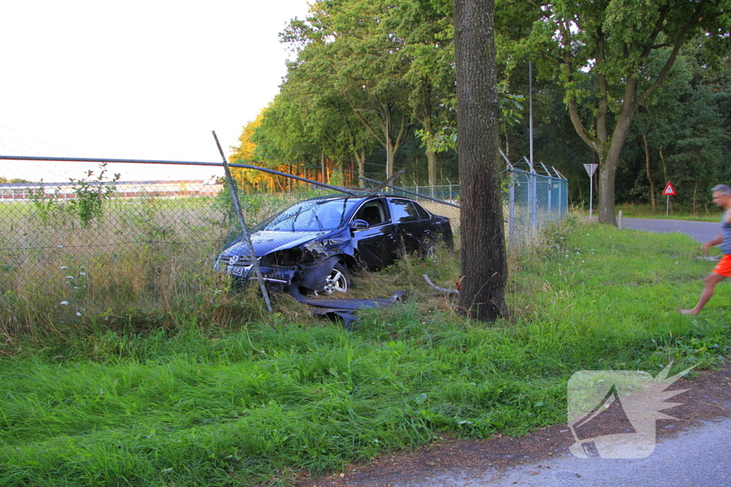 Automobilist vermoedelijk onder invloed ramt boom en hekwerk