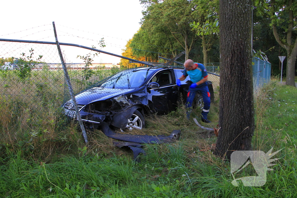 Automobilist vermoedelijk onder invloed ramt boom en hekwerk