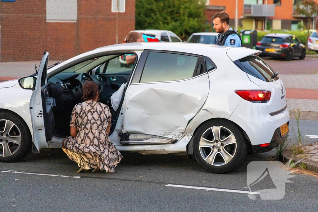 Gewonde en voertuigen zwaar beschadigd na aanrijding