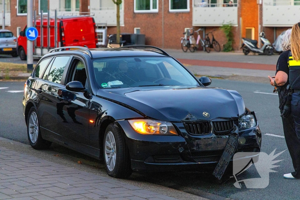 Gewonde en voertuigen zwaar beschadigd na aanrijding