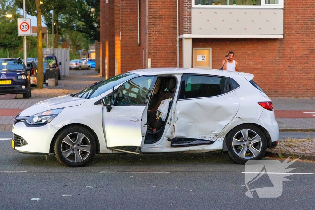 Gewonde en voertuigen zwaar beschadigd na aanrijding