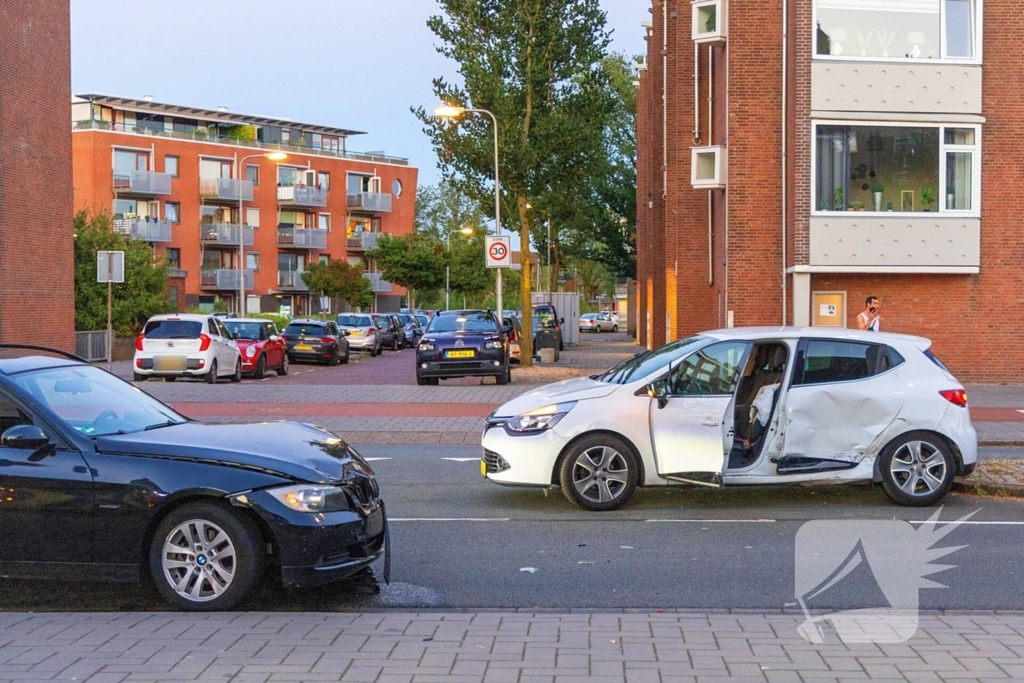 Gewonde en voertuigen zwaar beschadigd na aanrijding