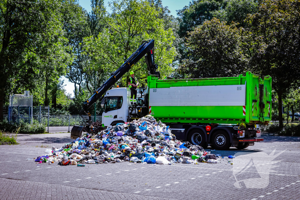 Lading vuilniswagen vat vlam