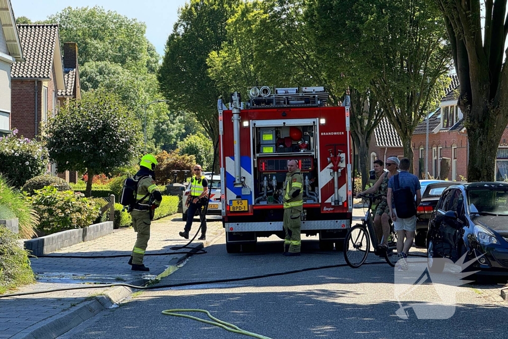 Coniferenhaag bij woning in brand