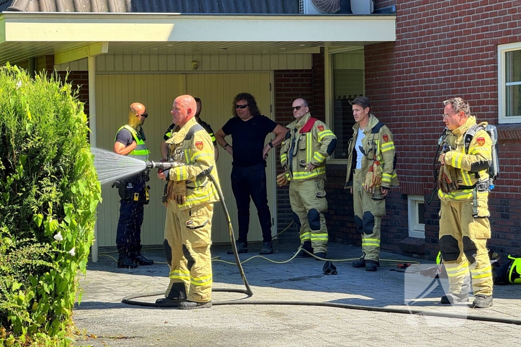 Coniferenhaag bij woning in brand