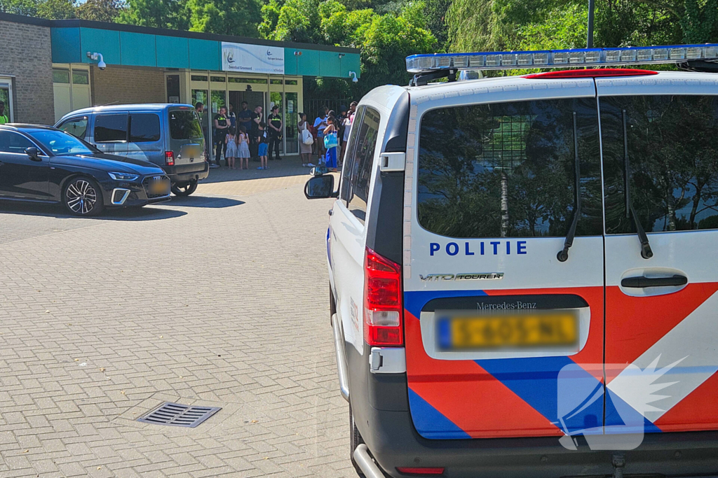 Beveiliging en politie ingezet voor megadrukte bij zwembad