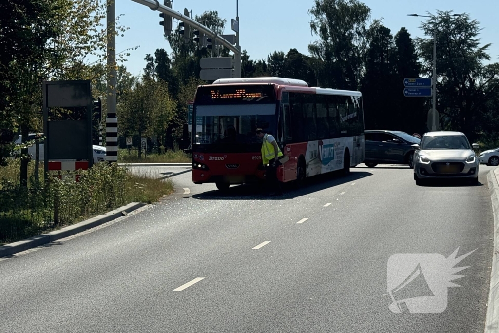 Camper botst op lijnbus