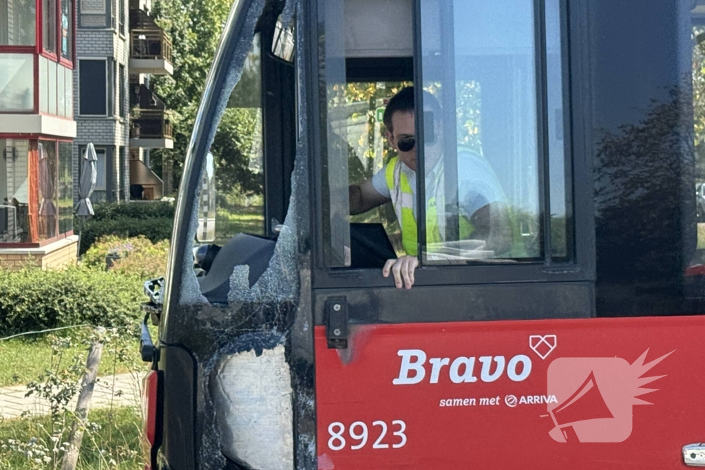 Camper botst op lijnbus