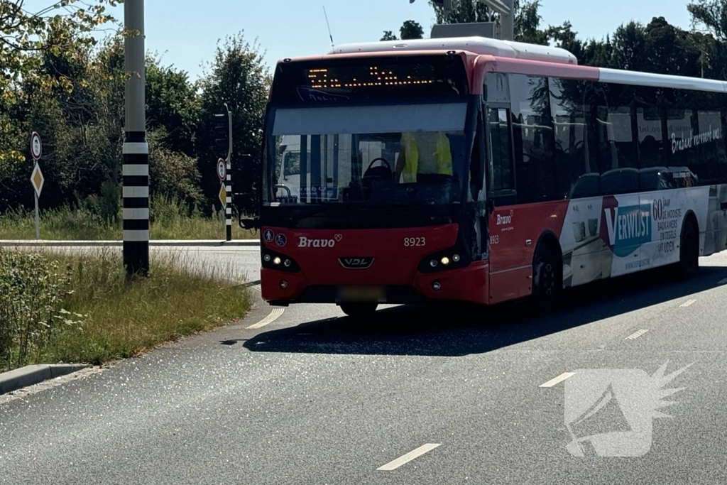 Camper botst op lijnbus