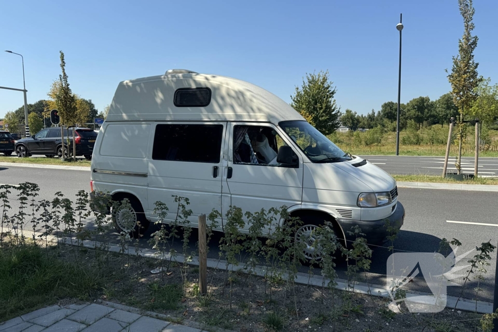 Camper botst op lijnbus