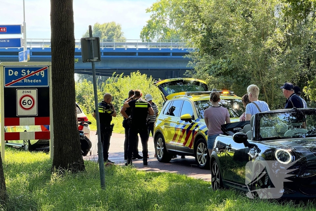 Man hard ten val met fiets, en raakt gewond aan arm