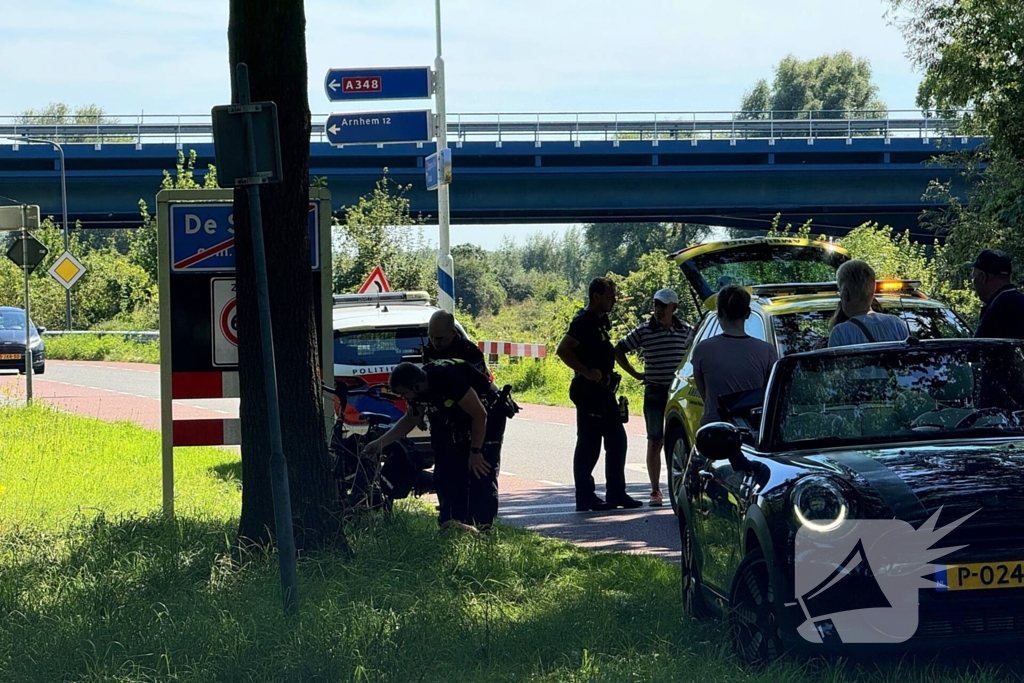 Man hard ten val met fiets, en raakt gewond aan arm