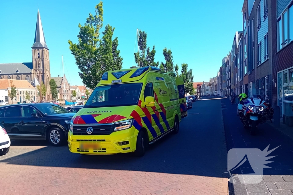 Persoon valt met hond tijdens oversteken