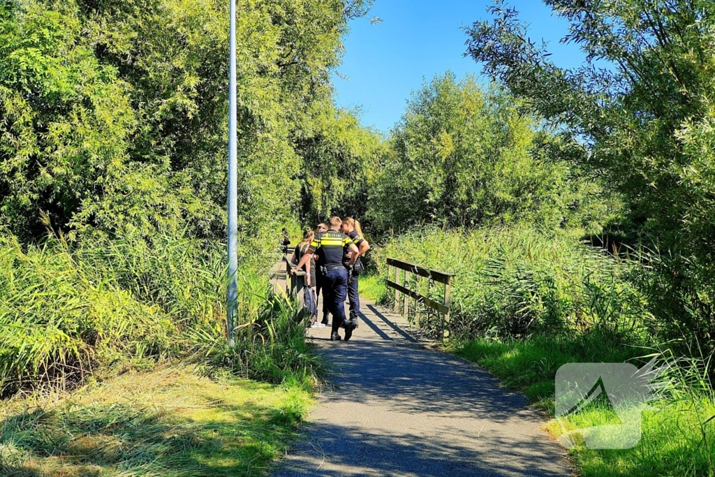 Dronken vrouw valt in rivier