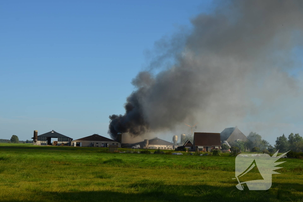 Grote buitenbrand dreigt over te slaan naar schuur