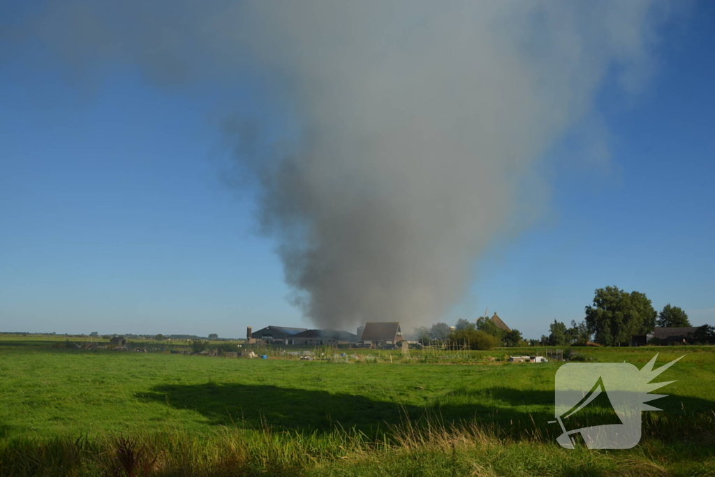 Grote buitenbrand dreigt over te slaan naar schuur