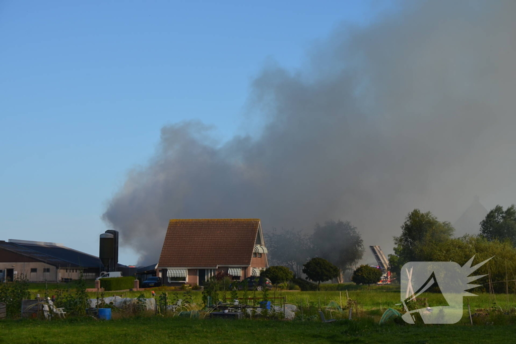 Grote buitenbrand dreigt over te slaan naar schuur