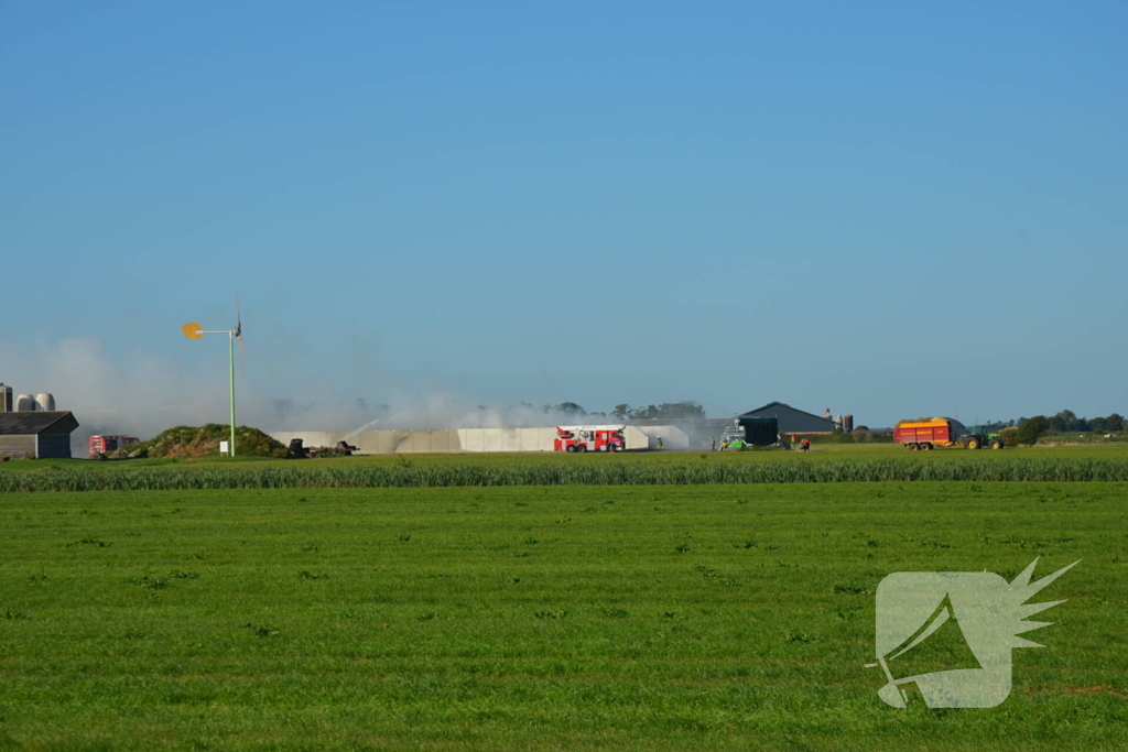 Grote buitenbrand dreigt over te slaan naar schuur