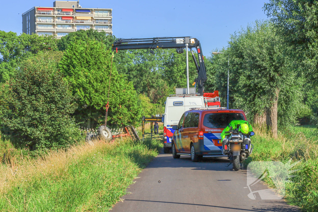 Tractor komt in sloot terecht tijdens grasmaaien