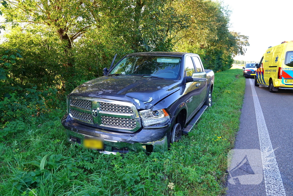 Pick-up zwaar beschadigd nadat bestuurder over rotonde rijdt