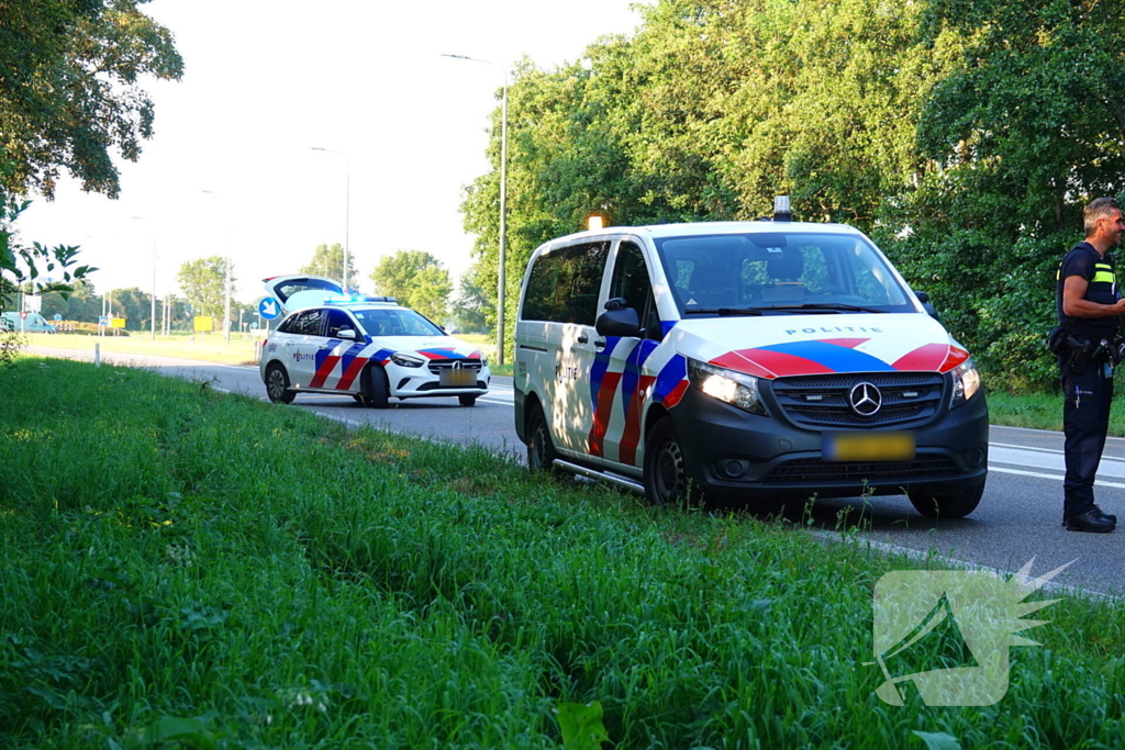 Pick-up zwaar beschadigd nadat bestuurder over rotonde rijdt