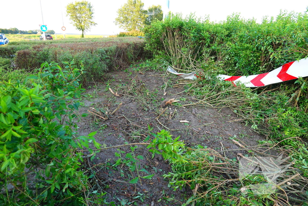 Pick-up zwaar beschadigd nadat bestuurder over rotonde rijdt