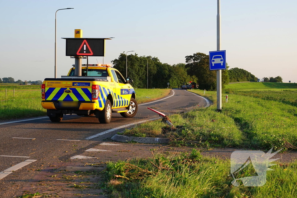 Pick-up zwaar beschadigd nadat bestuurder over rotonde rijdt