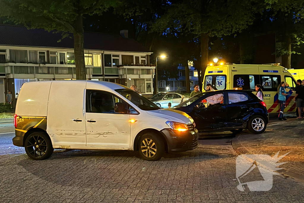 Schade en gewonde bij ongeval tussen twee auto's