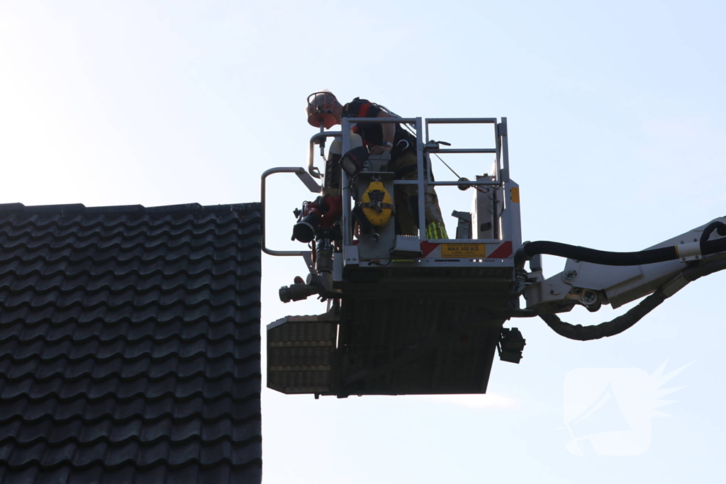 Brandweer weet kat van dak te halen