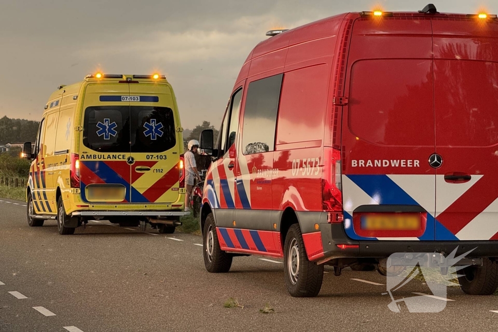 Persoon valt van fiets door wind