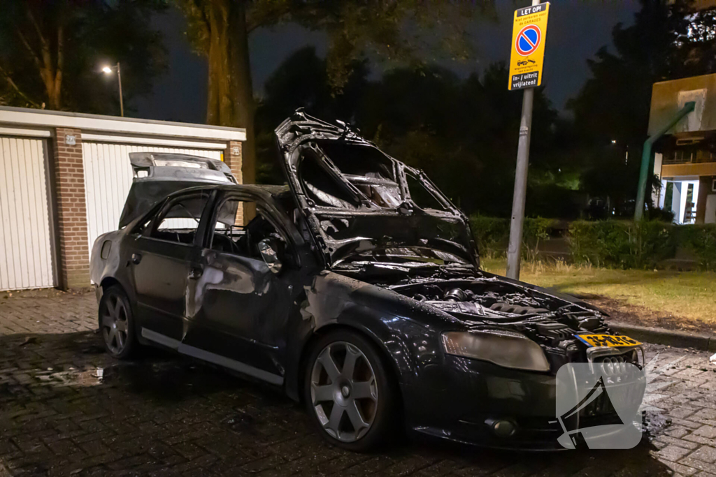 Auto volledig verwoest door brand