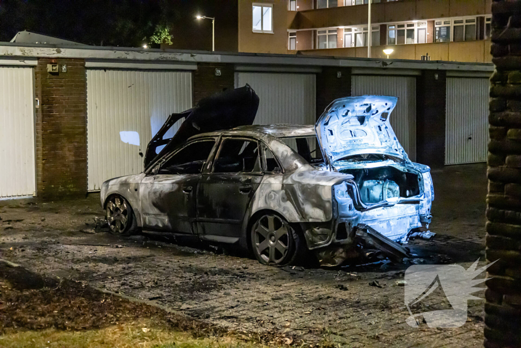 Auto volledig verwoest door brand