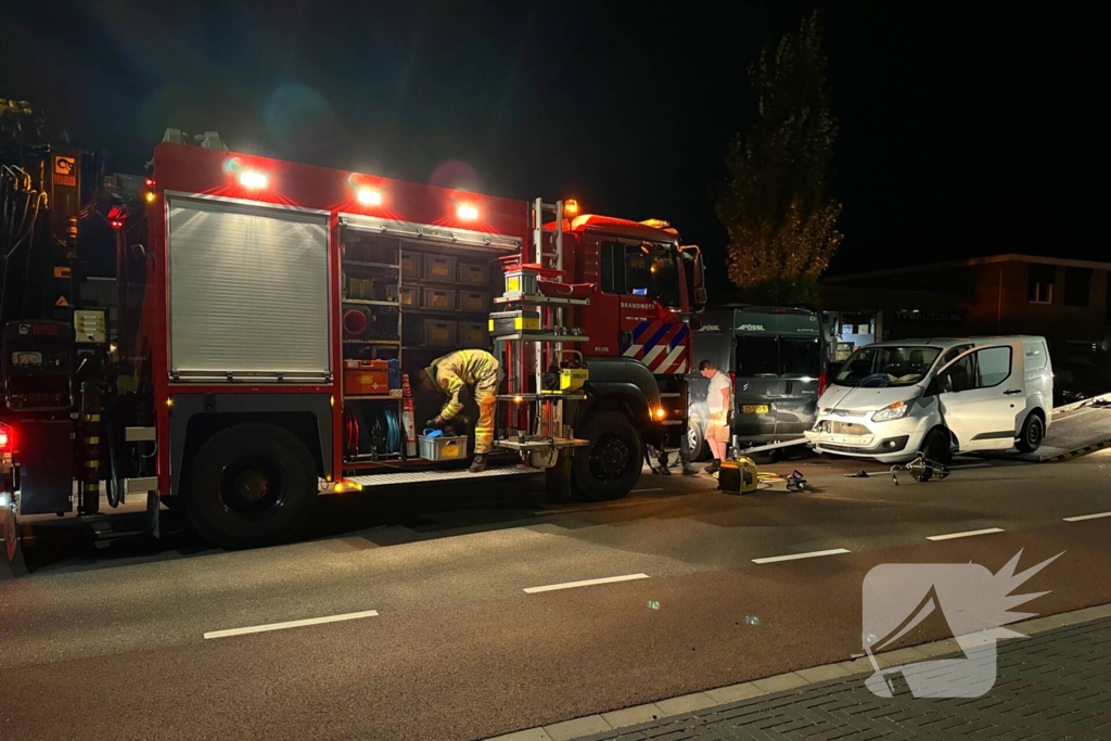 Brandweer helpt berger voertuig los te krijgen na botsing