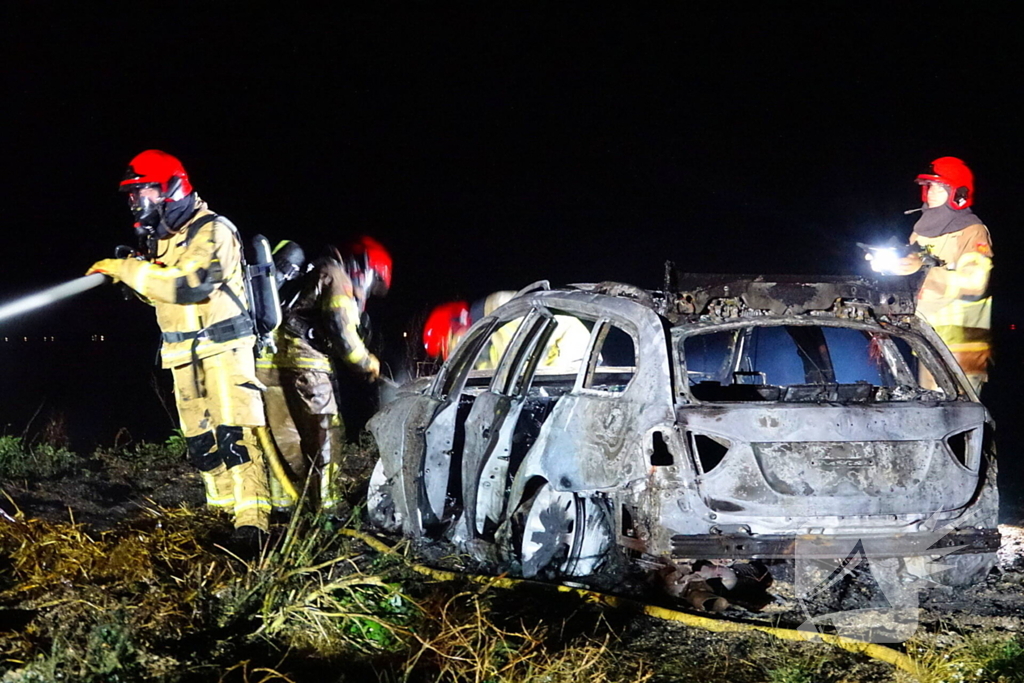 Politie opent onderzoek naar uitgebrande auto in weiland