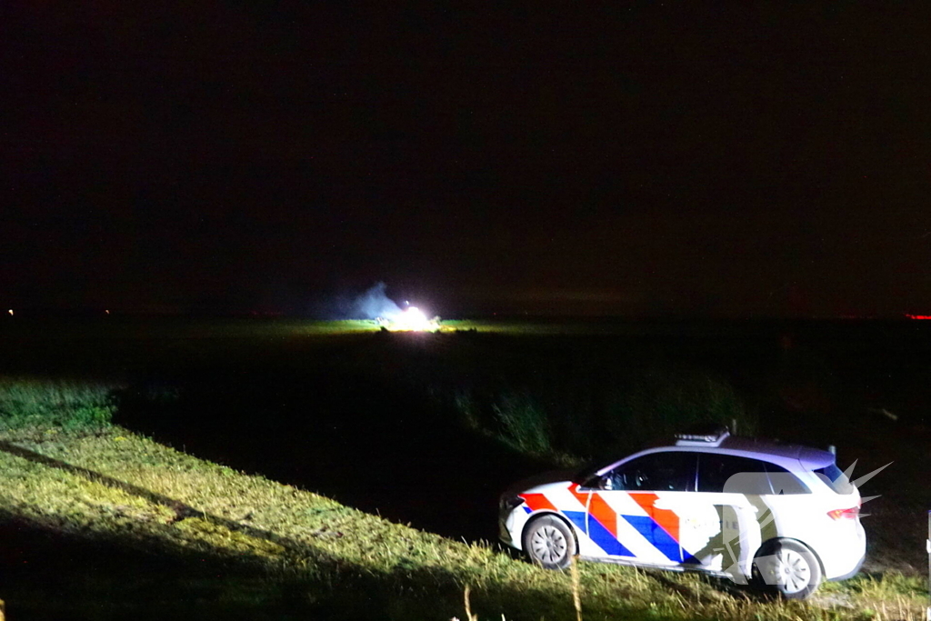 Politie opent onderzoek naar uitgebrande auto in weiland