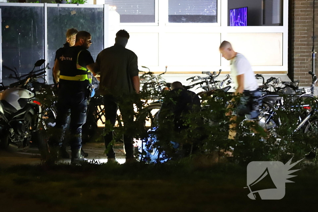 Twee personen aangehouden bij flatgebouw