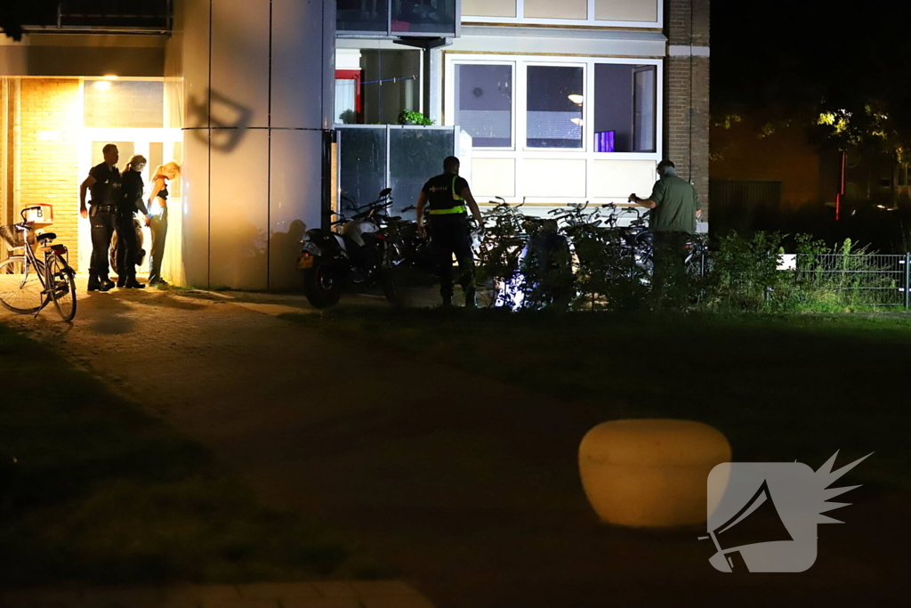 Twee personen aangehouden bij flatgebouw