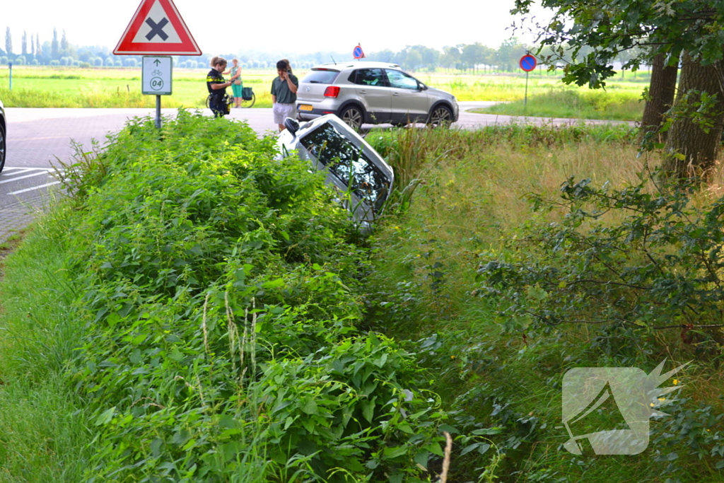 Auto belandt in greppel