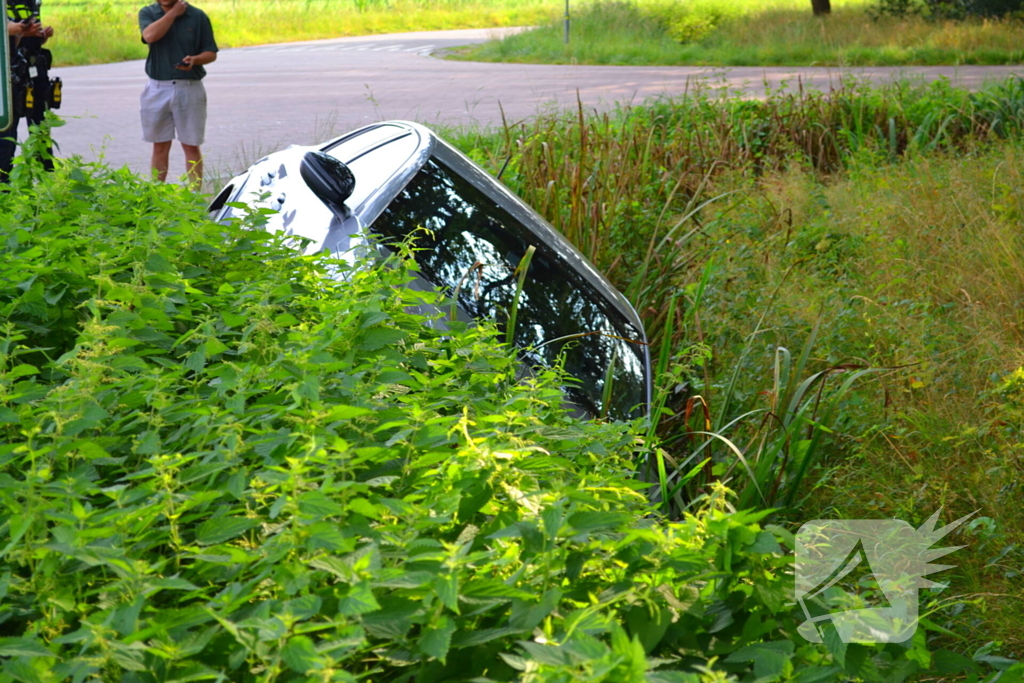 Auto belandt in greppel