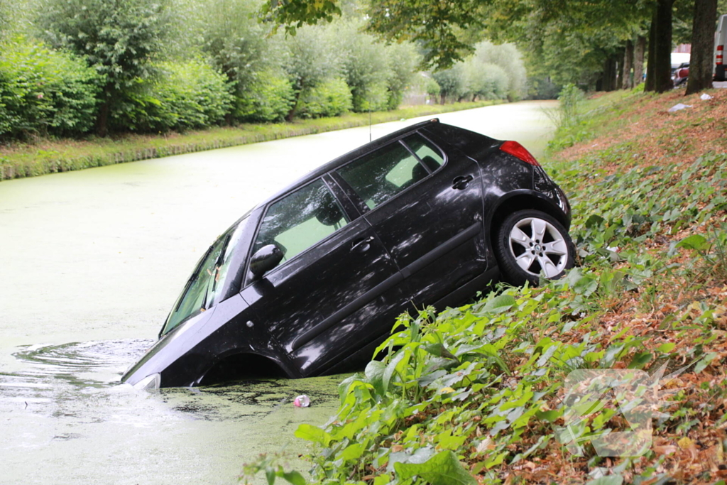 Personenauto raakt van de weg en belandt in sloot