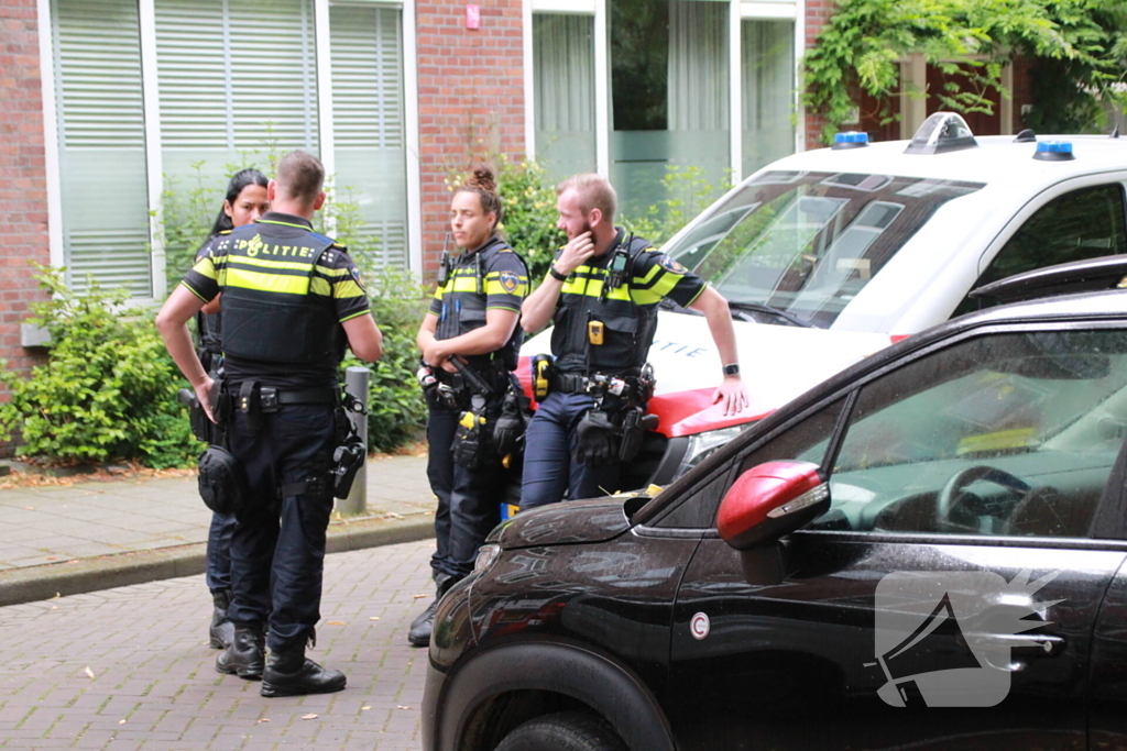 Personenauto raakt van de weg en belandt in sloot