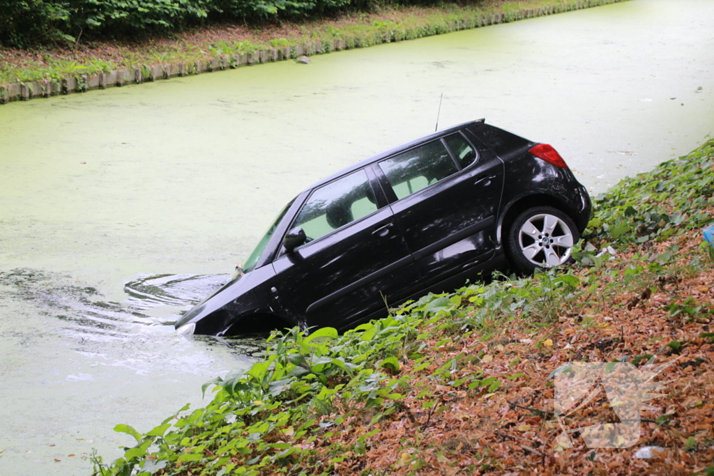 Personenauto raakt van de weg en belandt in sloot