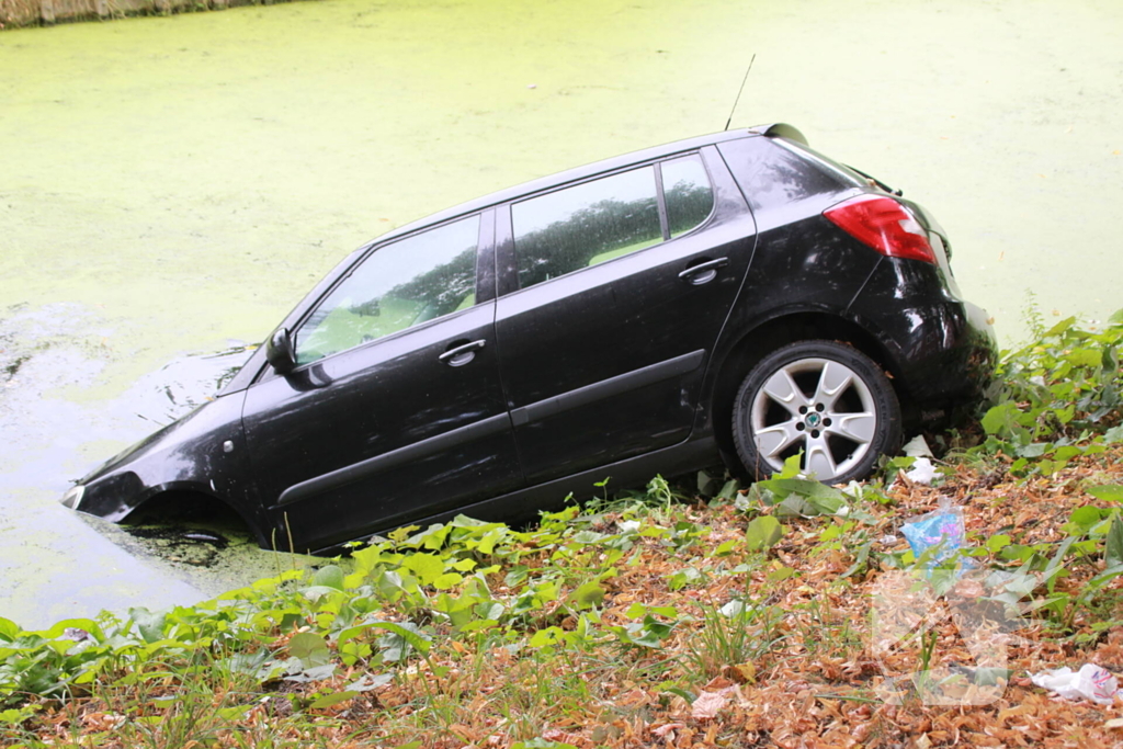 Personenauto raakt van de weg en belandt in sloot