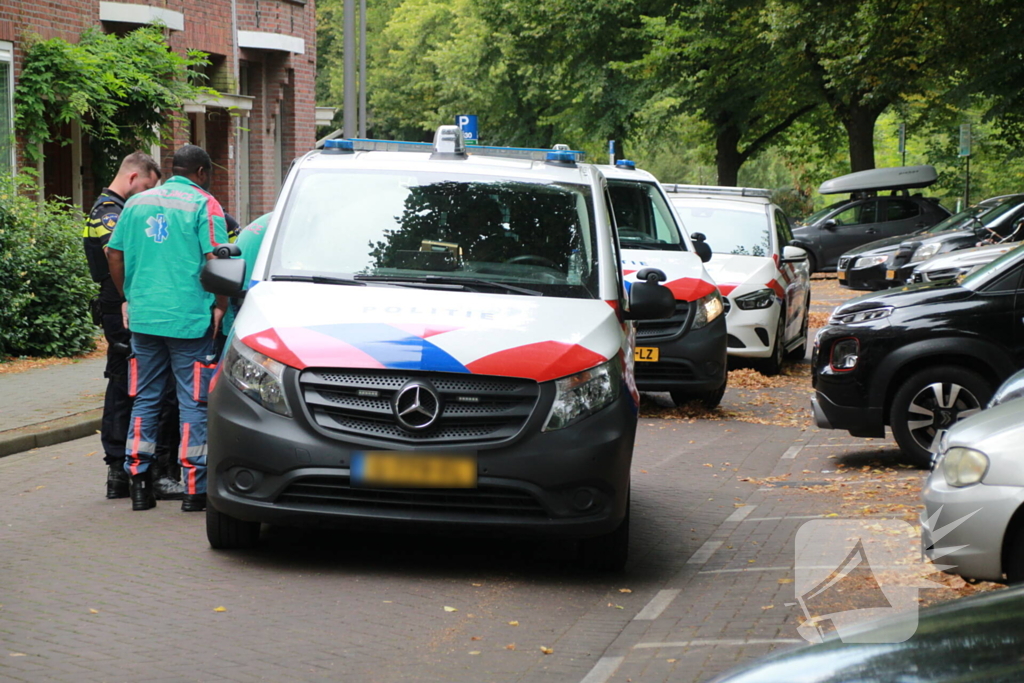 Personenauto raakt van de weg en belandt in sloot