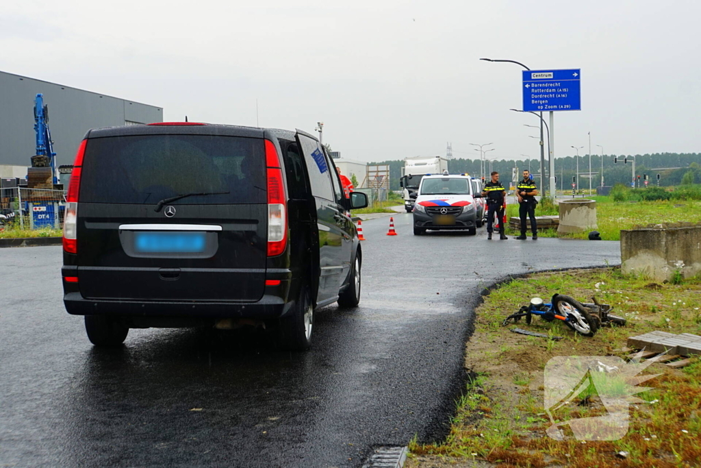 Traumateam ingezet voor ongeval tussen brommer en taxibus